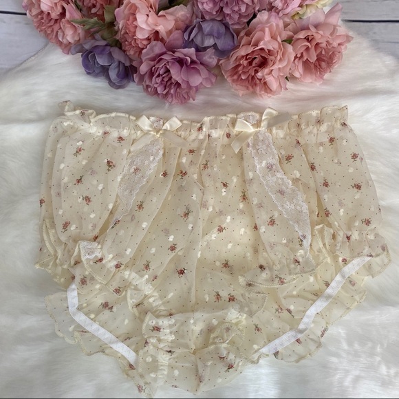 Retro Cream Lingerie Set Top with Panties & Garter - Picture 11 of 15